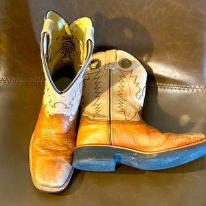 I’m selling a pair of youth size 3 boots.